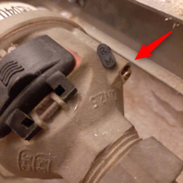 Figuur 12: Volumetrische watermeter die voorzien is van een uitsparing (rechts) voor het toevoegen van een (cilindrische) magnetische sensor.