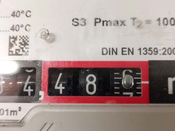 Werkingsprincipe diafragma gasmeter Figuur 5: Analoge gasmeter met een spiegeltje op het laatste element van het telwerk.